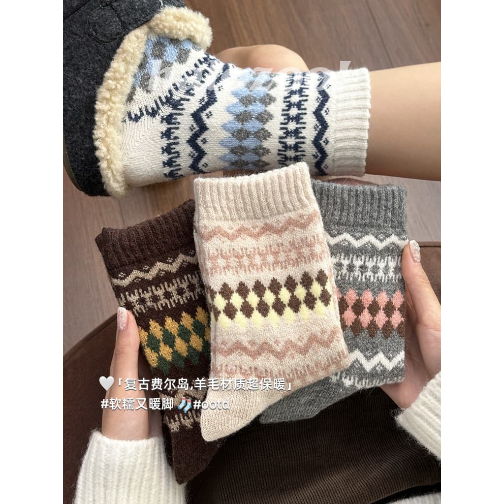 Novo Retro Phil ilha lã Mid-Tube meias femininas inverno forro de lã engrossado quente diamante único listrado pilha mei