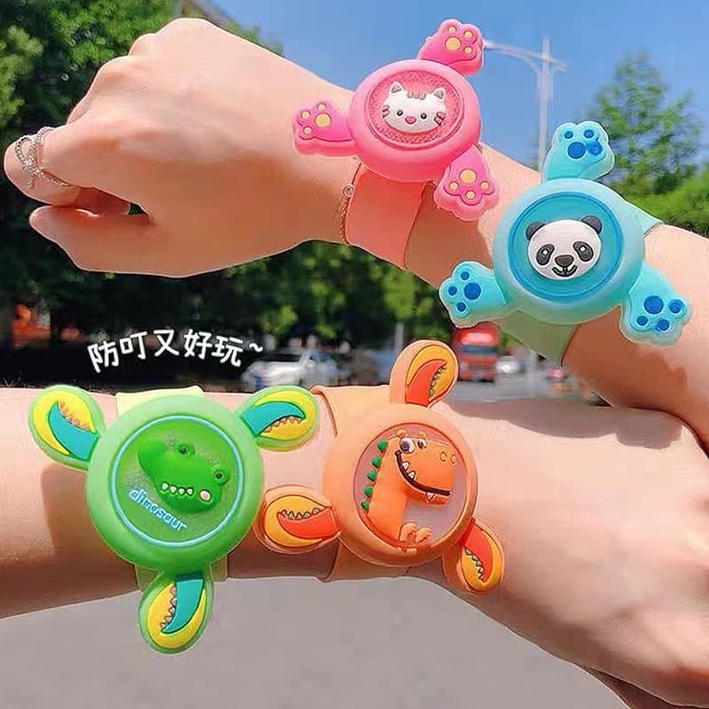 Verão luminoso girando topo pulseira dos desenhos animados relógio rotativo Silicone Pop anel tenda mercado noturno