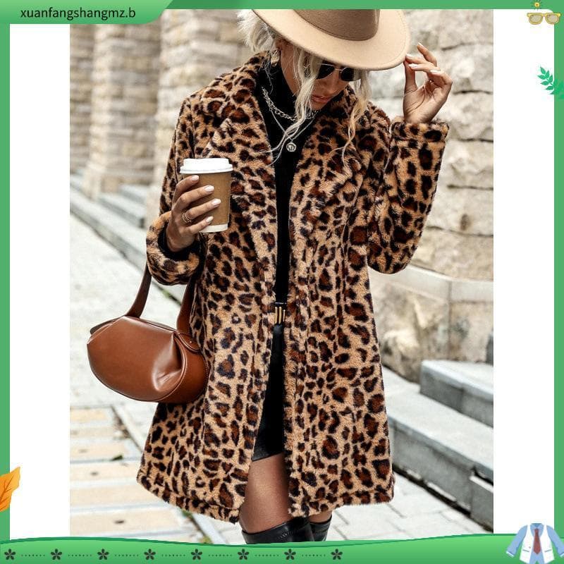 Casaco longo animal print, forrado fechamento por dois botões