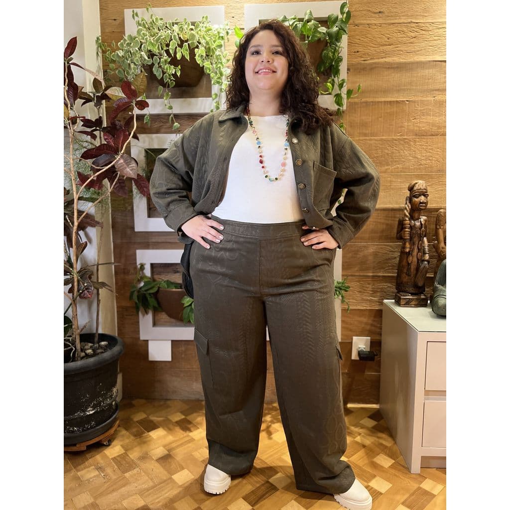 Calça cargo em malha texturizada verde militar plus size