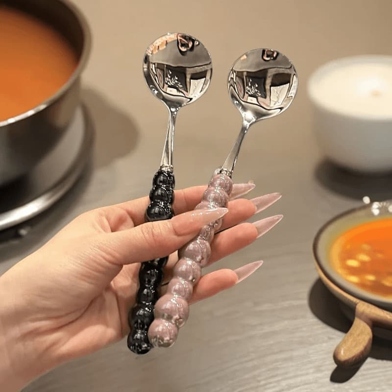 [Estilo leve e luxuoso] Colher de sopa redonda de imitação de pérola com cabo de cerâmica de aço inoxidável com sensação
