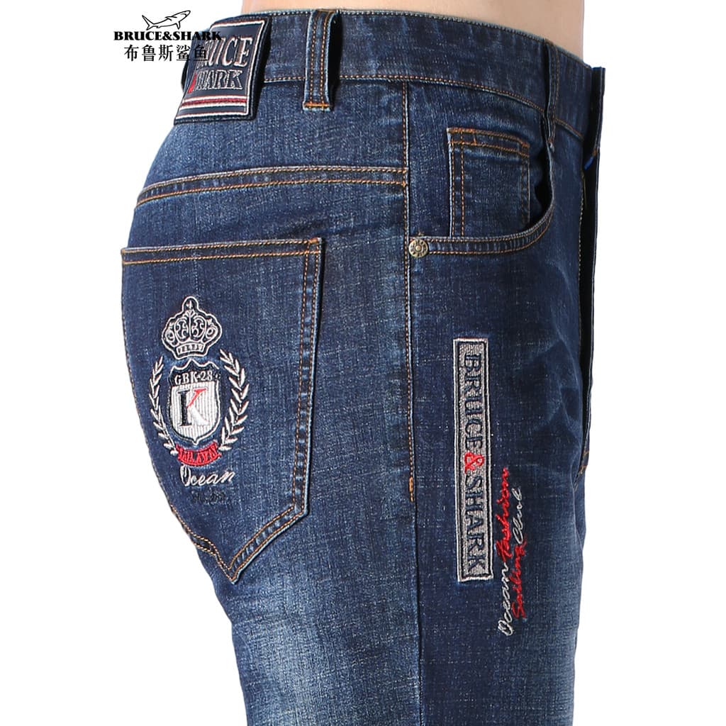 Calças de brim finas de verão masculinas soltas calças retas Bruce Shark calças masculinas bordadas de tamanho grande