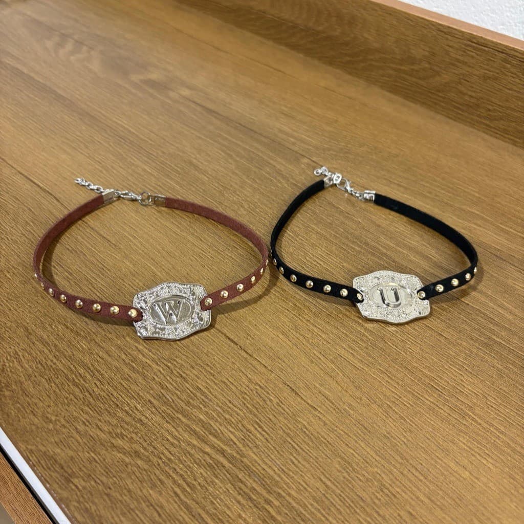 Choker fivela prateada fio bolinhas letra prateada