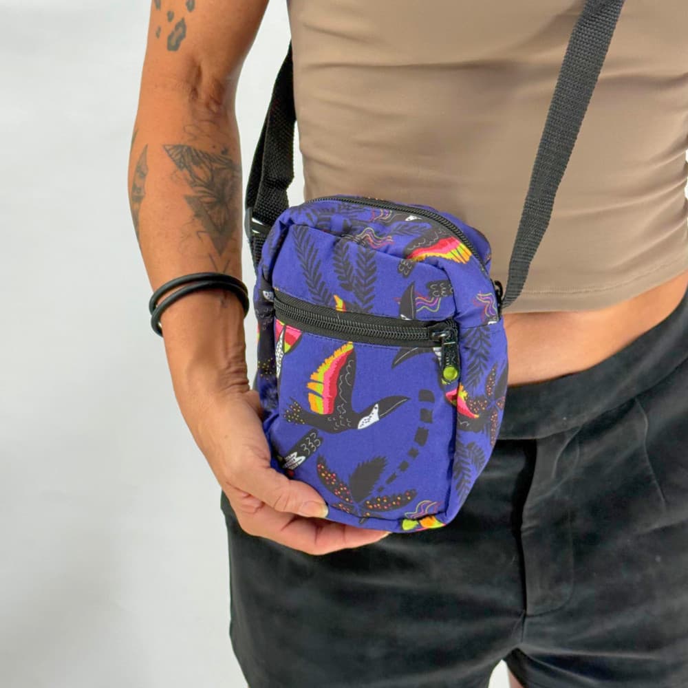 Bolsa Shoulder Bag Estampada Tucano Roxo Compacta Espaçosa com Duplo Fecho em Tecido