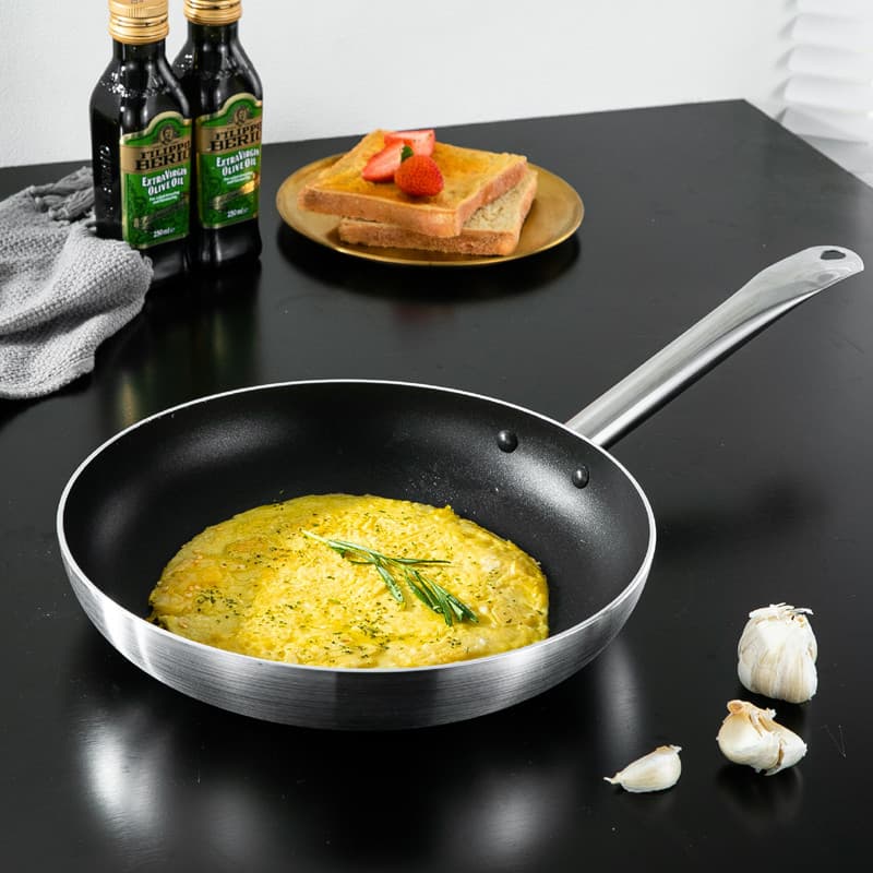 Mão pegar bolo panqueca pan frigideira antiaderente frigideira fogão de indução doméstico fogão a gás adequado panqueca