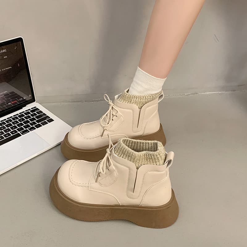 Botas curtas de dedo grande femininas 2026 novo estilo primavera outono sola grossa pequenas pessoas aumentam a altura e