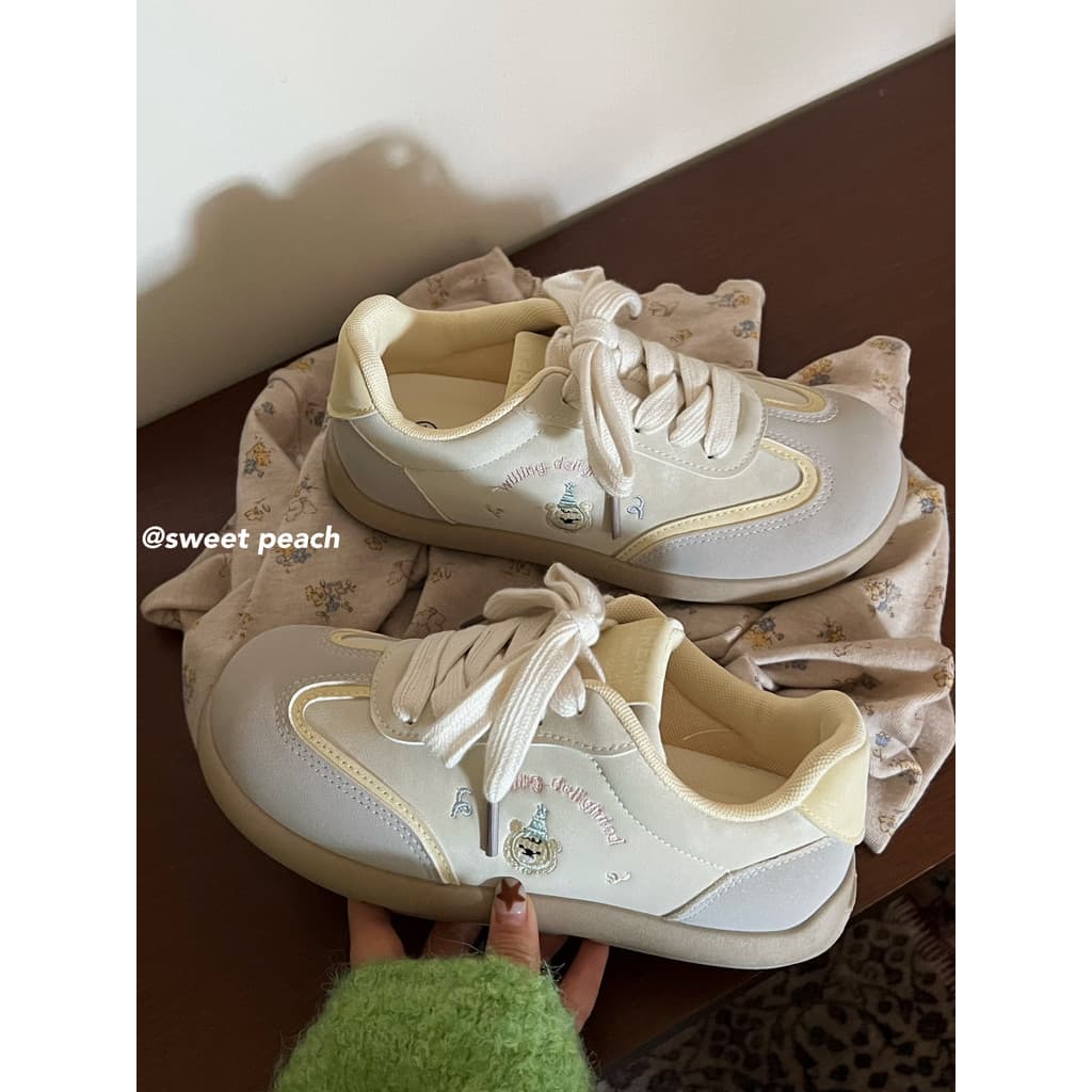Moda Casual urso tênis feminino 2025 novo estilo leve All-Match nicho Puff sapatos brancos de sola grossa sapatos de tre