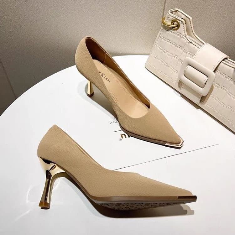 Francês salto alto feminino 2023 primavera novo estilo moda Metal apontou Toe boca rasa Stiletto sapatos vestido sapatos