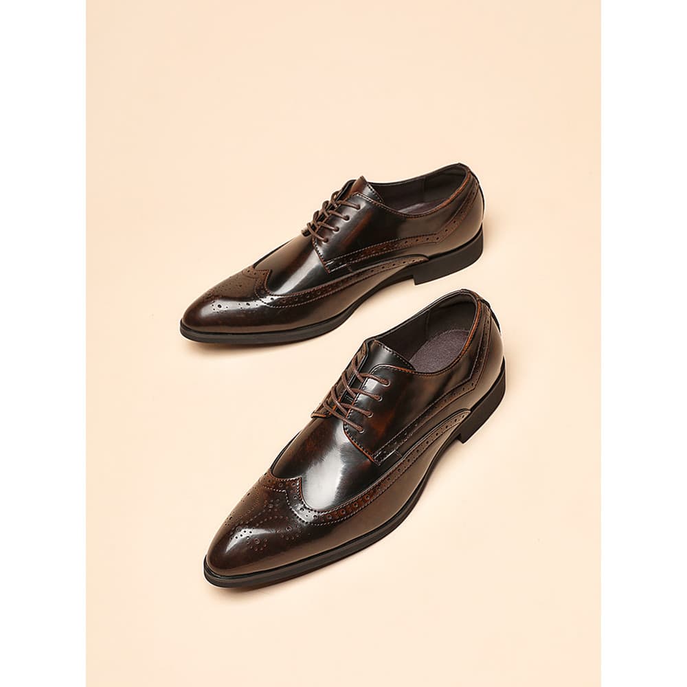 Couro envernizado estilo britânico novo estilo estilo japonês dedo apontado negócios Formal Wear esculpido Brogue sapato