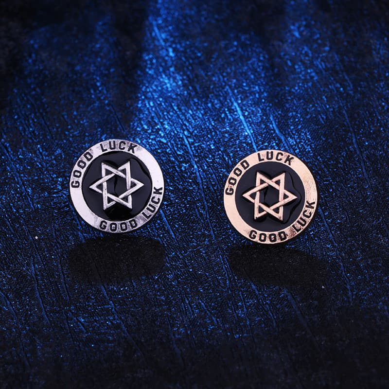 1Pc Novo Masculino Personalizado Hexagonal Estrela Gravura Boa Sorte Broche Requintado Versátil Broches Festa Terno Jaqu