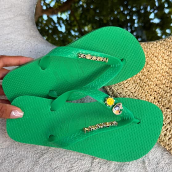 Chinelo Feminino Havainas Brasil com Placa Logo e Pingente Tucano e Coqueiro Modelo Tradicional Branco