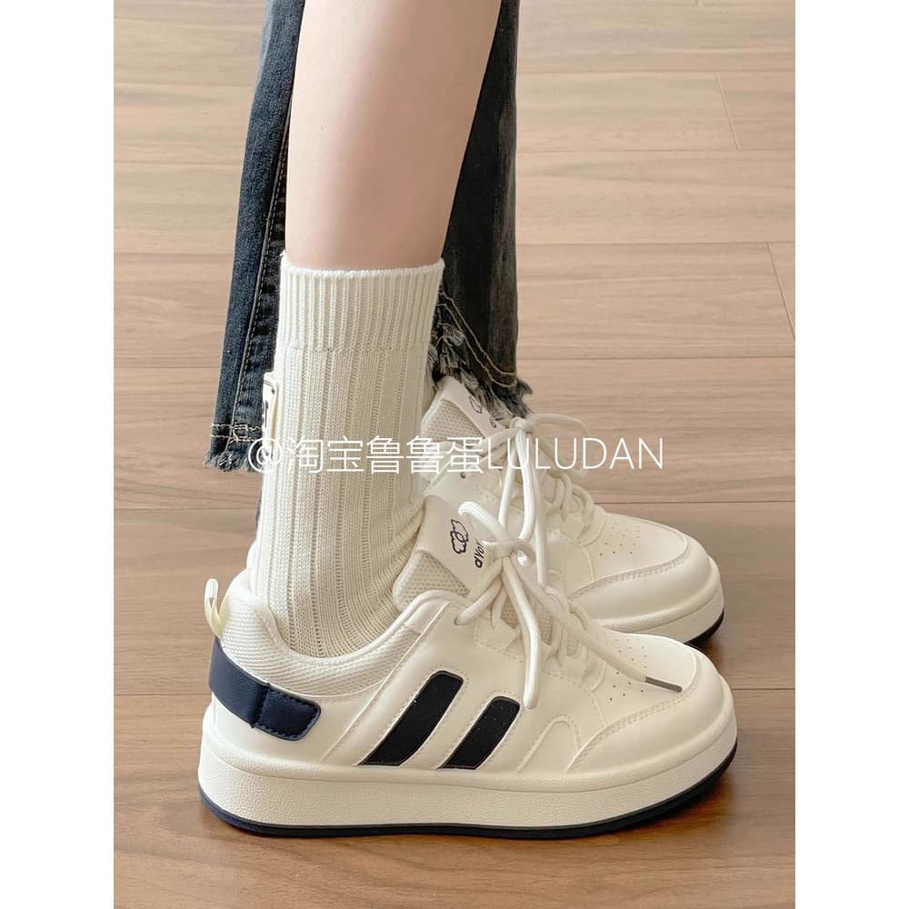 Versão coreana tênis casuais feminino 2025 novo estilo outono inverno sapatos brancos de sola grossa estudante nicho pão