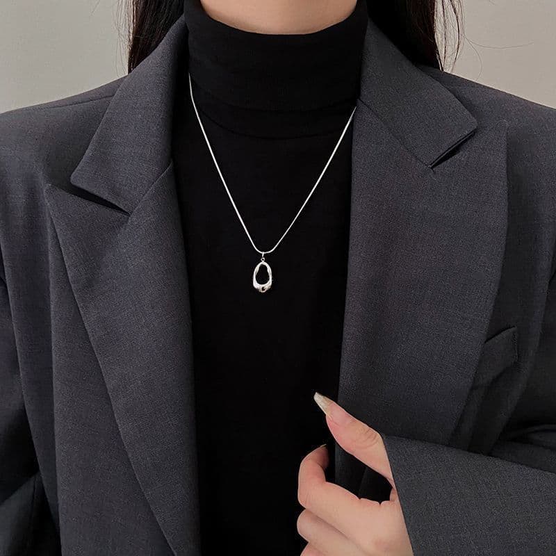 [Estoque pronto] Colar de Metal estilo simples com gota de água oca 2024 novo estilo clavícula elegante acessórios combi