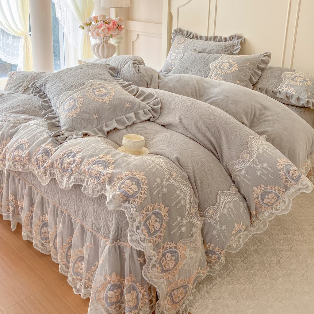 Estilo palácio renda esculpida veludo capa de cama conjunto de quatro peças leite veludo acolchoado lençol de cama conju