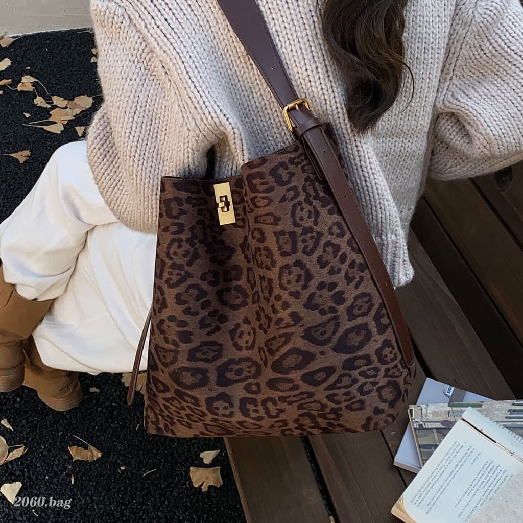 Casual venda quente leopardo impressão balde saco feminino Commuter 2025 moda na moda grande capacidade camurça elegante