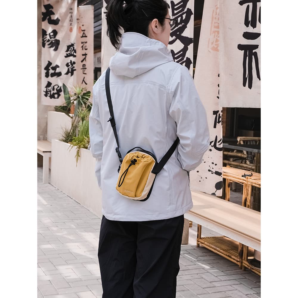 Qminica descoberta série saco de garrafa de água 2026 verão novo estilo bolsa feminina leve simples bolsa de ombro andan
