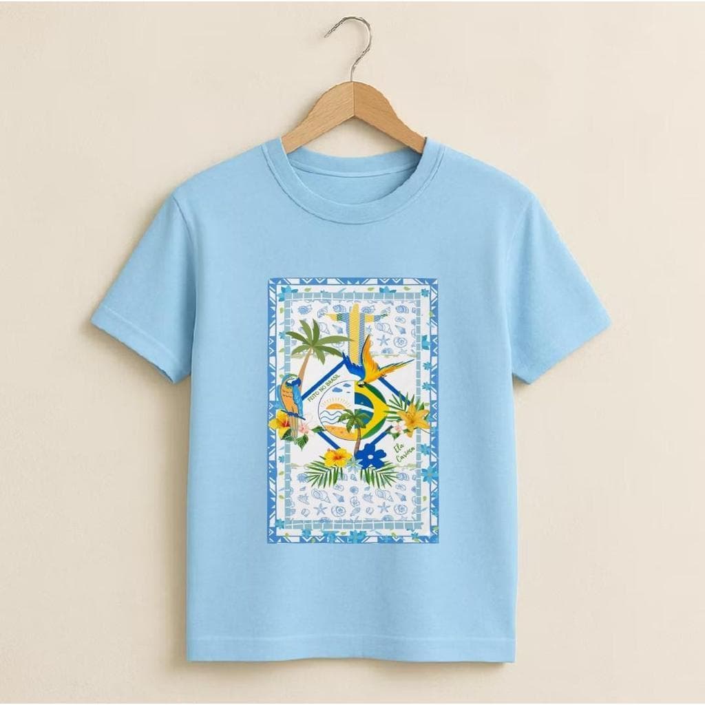Camiseta Feminina Estampa Tropical Brasil Arara e Coqueiros Manga Curta Algodão Casual