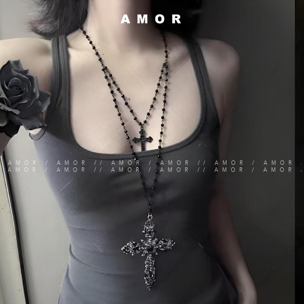 Colar longo com cruz em estilo gótico Y2K, com dupla camada de contas pretas, adequado para mulheres.
