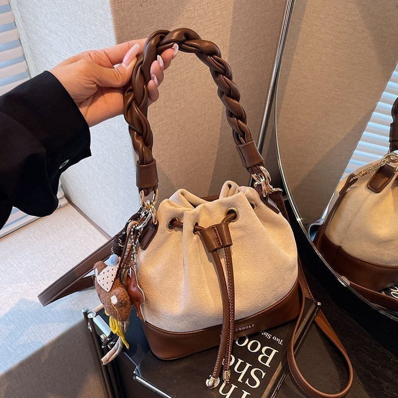 Novo estilo de bolsa bucket de cores contrastantes torcidas