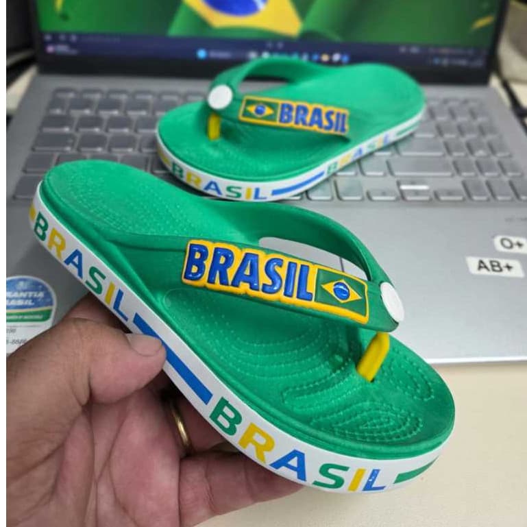 "Sandália Infantil Brasil Menino Menina Conforto e Estilo para o Pequeno Torcedor"