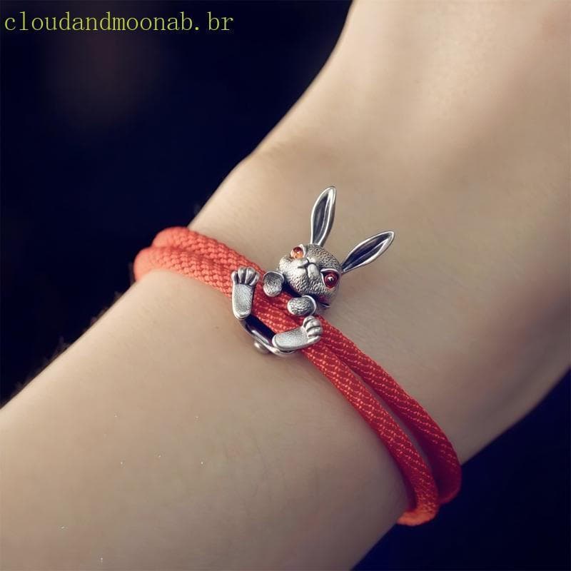 Pulseira de corda ajustável com pingente de coelho, adequada para uso diário.