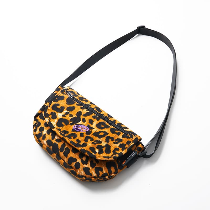 Bolsa mensageiro com estampa de leopardo OFFWINTER OFW Space Series
