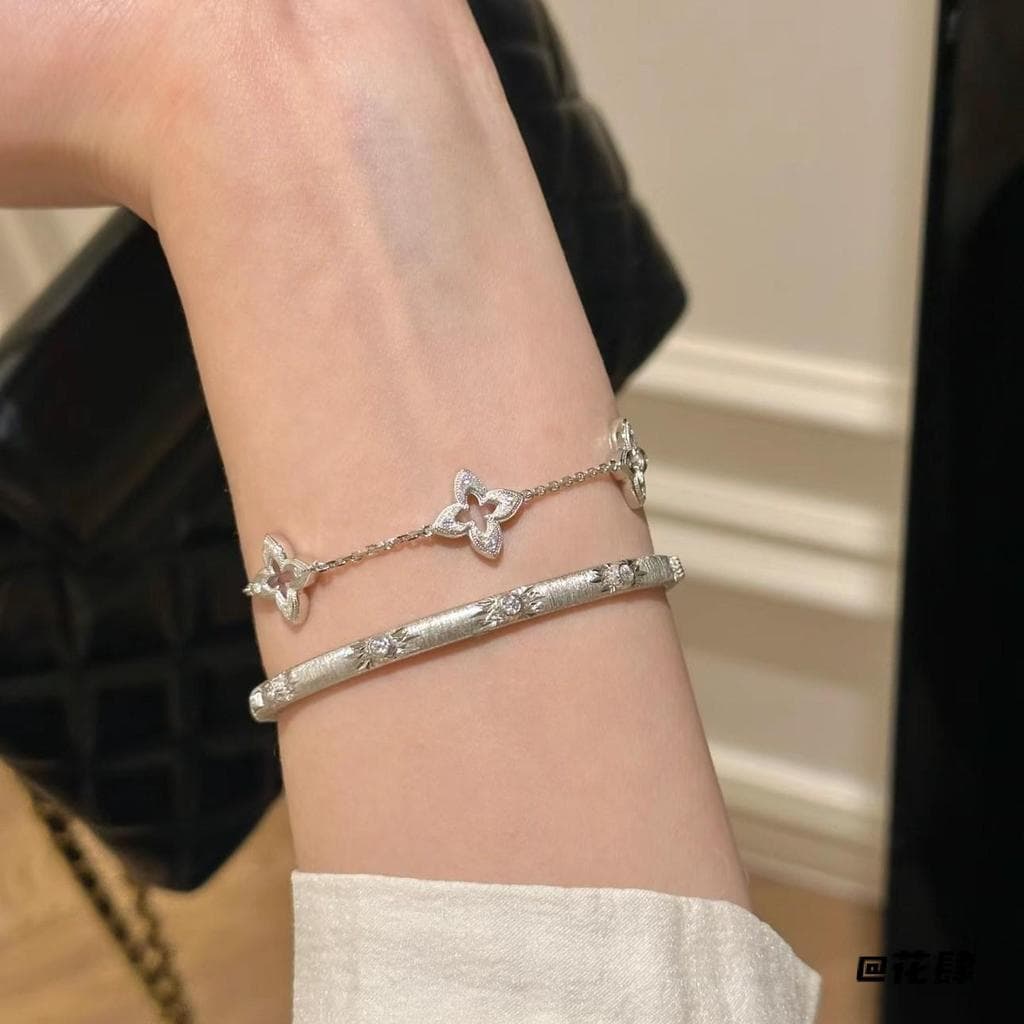 Xiaohongshu Pulseira de trevo de quatro folhas dourada escovada Medieval de venda quente Textura escovada Pacote de sent