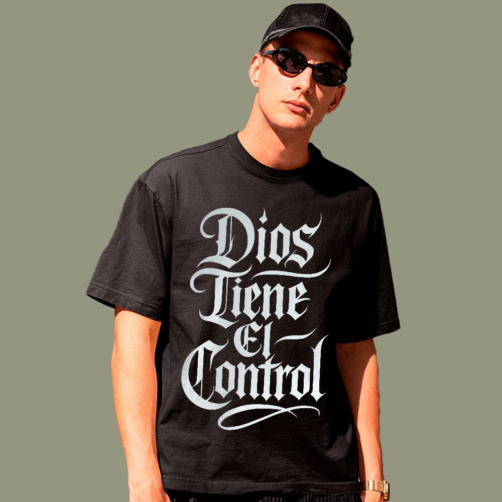 Camiseta Básica Cristã Deus Tem o Controle 100% Algodão