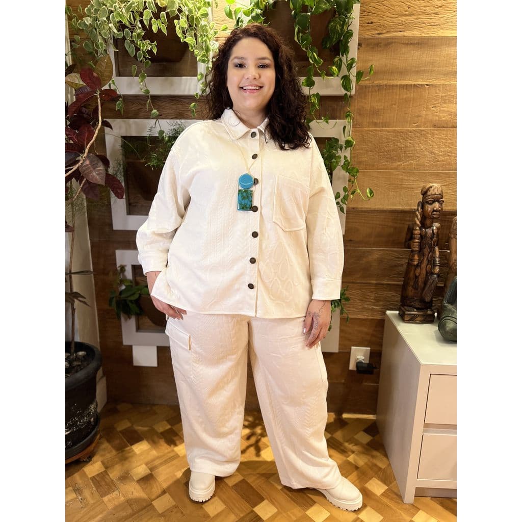 Calça cargo em malha texturizada off white plus size