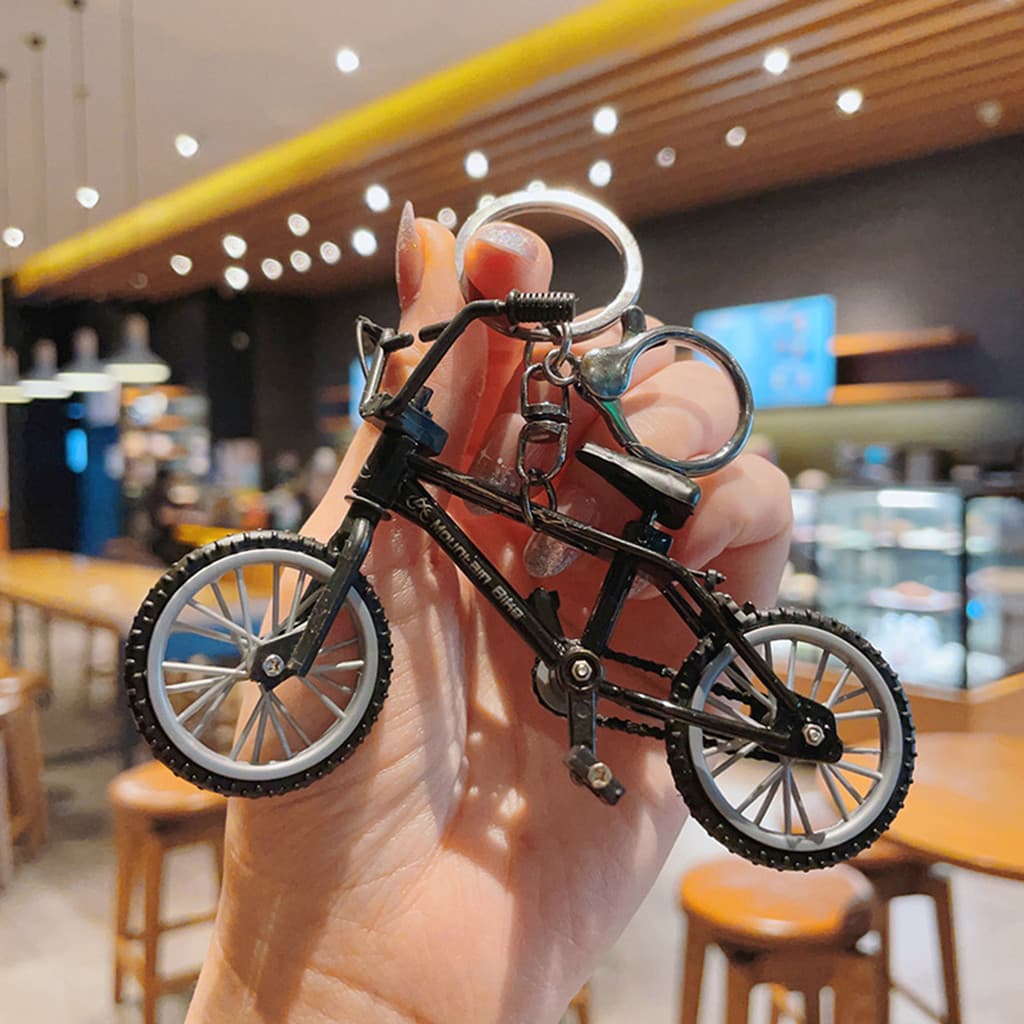 Miniatura decorativa de bicicleta de montanha, adequada para estudantes, meninos e homens, chaveiro inovador, acessório