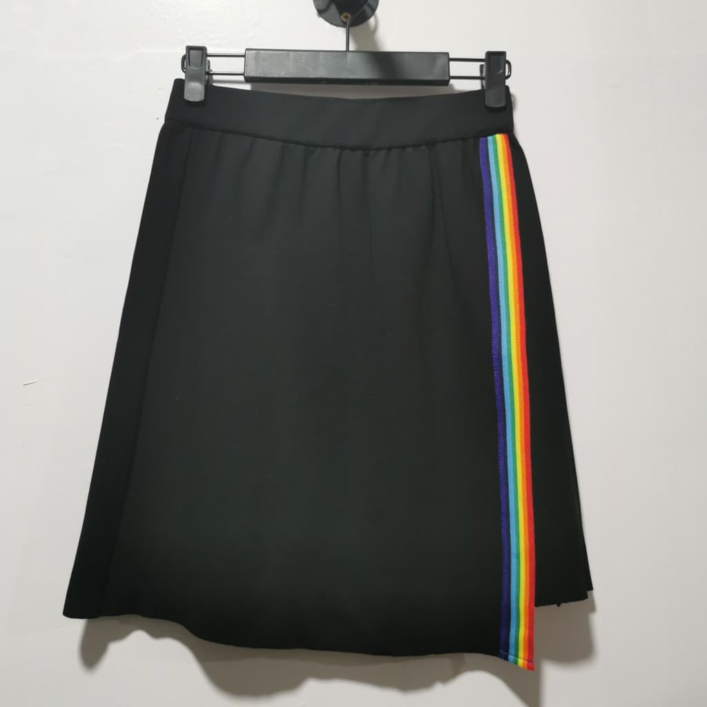 Série de arte marca corte etiqueta senhoras 2023 verão cintura elástica listrado saia cor sólida J4N10