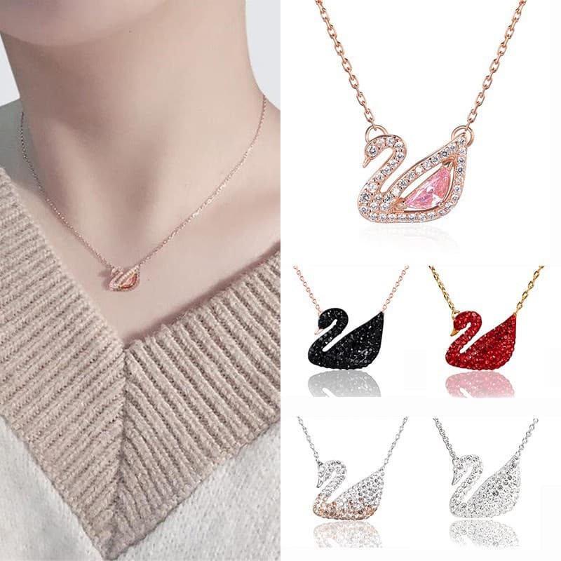 Colar feminino com pingente de cristal em forma de cisne rosa.