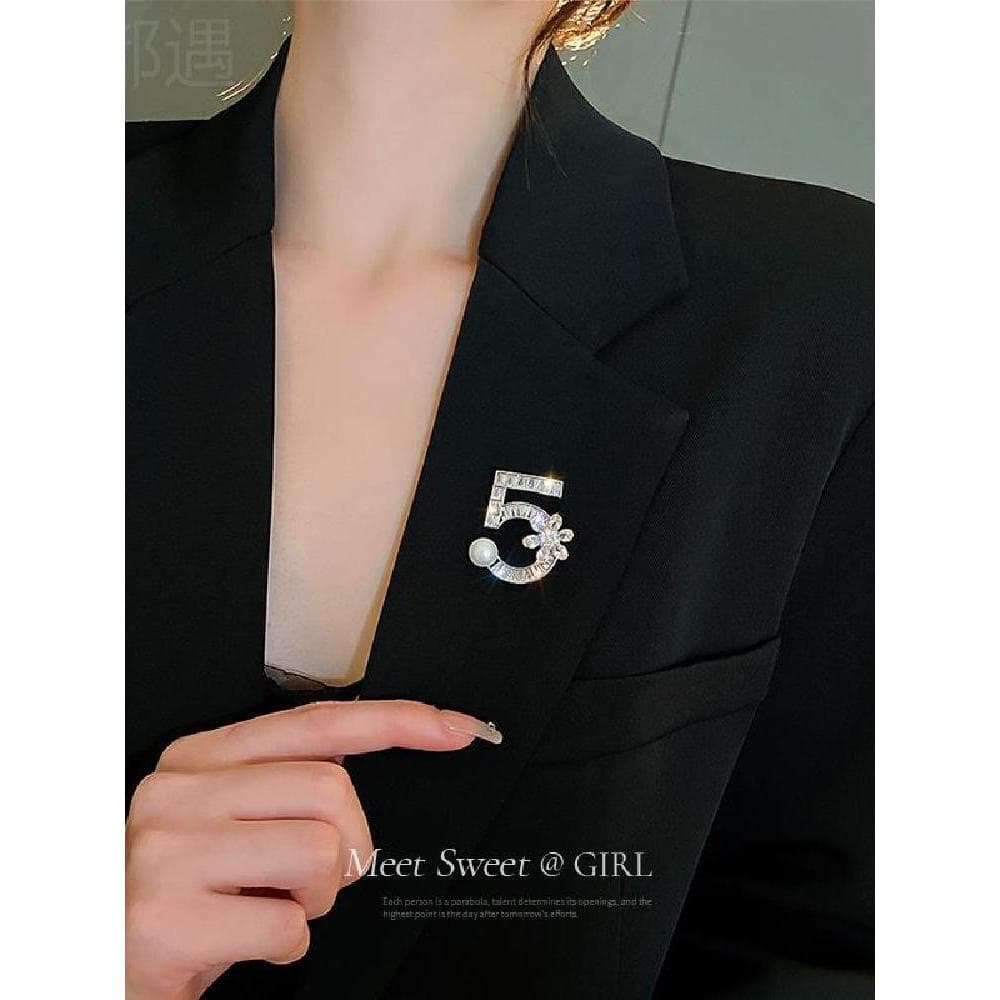 2026 novo estilo Design requintado nicho Corsage pino high-end camélia pequena fragrância broche high-end feminino
