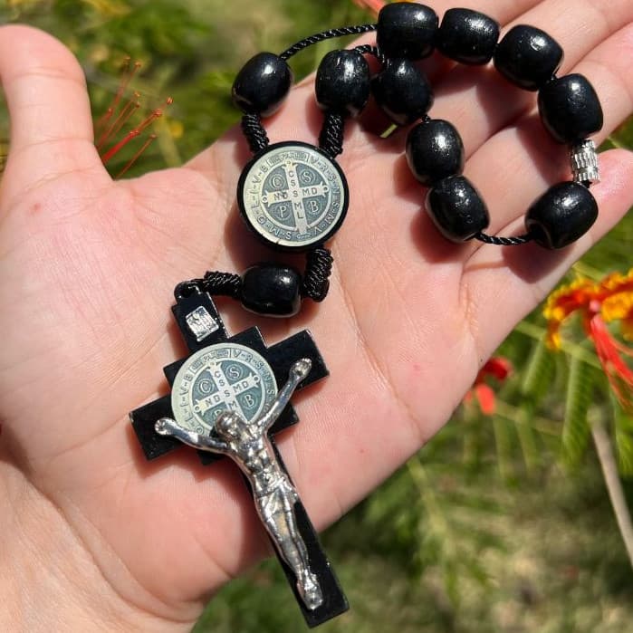 Terço Dezena Preto de São Bento em Madeira com Medalha Resinada – Distribuidora Catedral