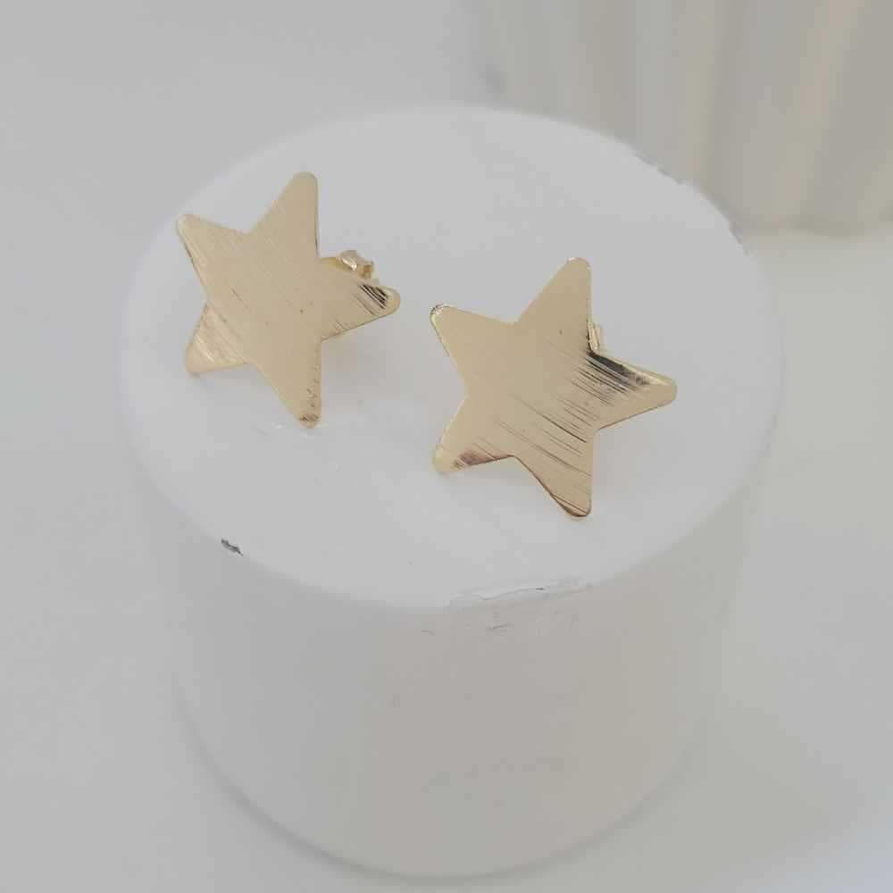 Brinco estrela riscada folheado em ouro 18k