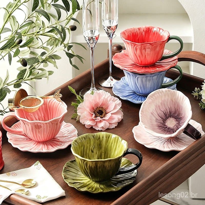Xícara de café e pires de cerâmica, resistente ao calor, de alto valor estético, com decoração sob o esmalte, adequada p