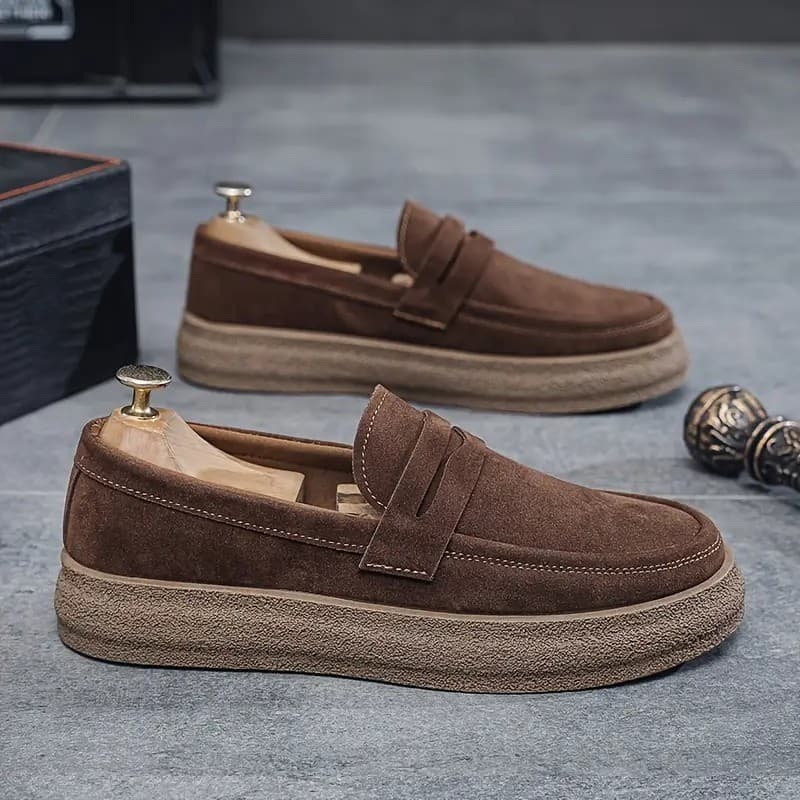 Mocassim Masculino Casual Slip On Marrom/Preto Camurça Sintética Sola Alta Texturizada Confortável