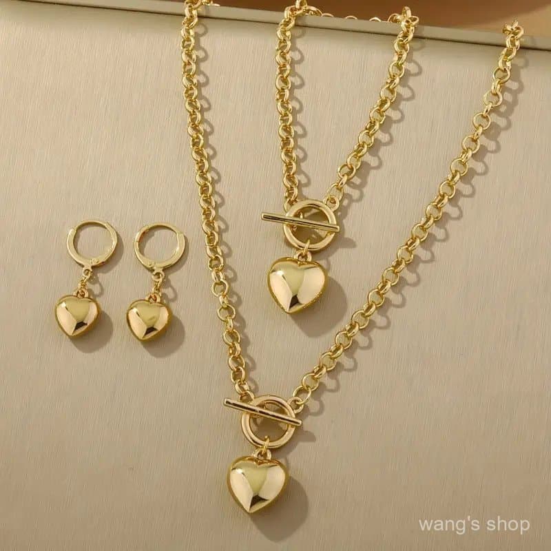 Novo conjunto de colar, pulseira e brincos em formato de coração, com acabamento brilhante e luxuoso.