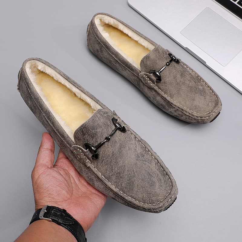 2025 inverno ervilhas sapatos masculinos veludo couro quente versão coreana All-Match sapatos casuais sola macia espírit