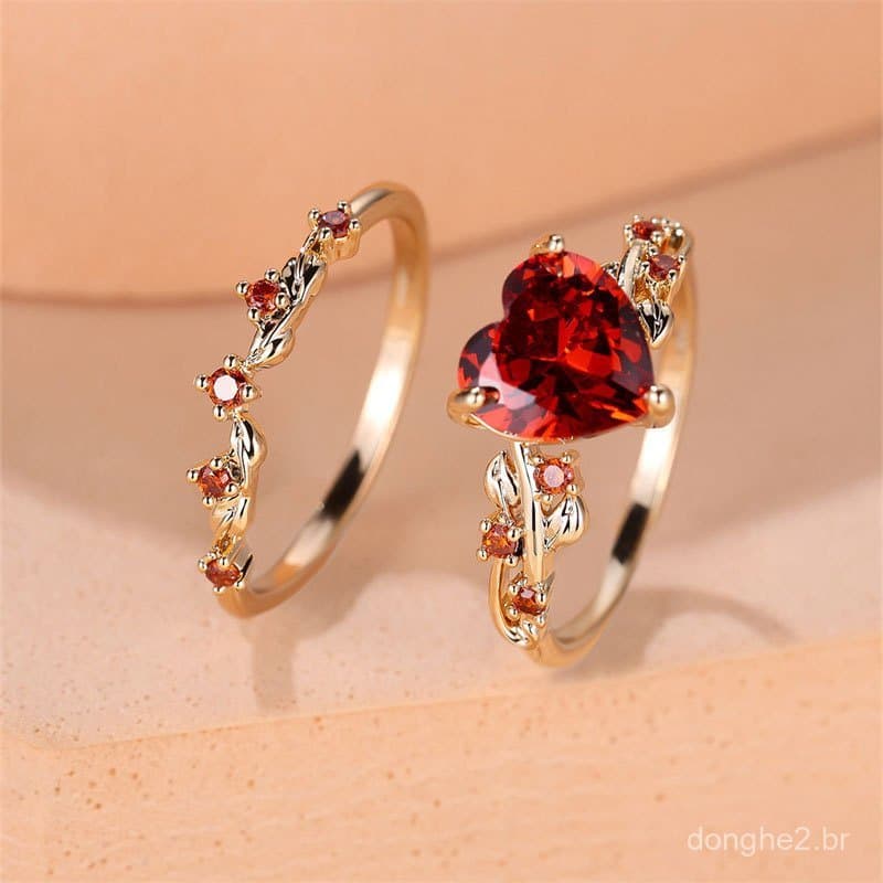 Um anel de rubi elegante, simples e de estilo vintage, cravejado com zircônia e diamantes.
