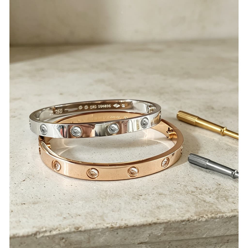 Pulseira unissex da série LOVE em aço titânio dourado de três cores, incrustada com quatro diamantes.
