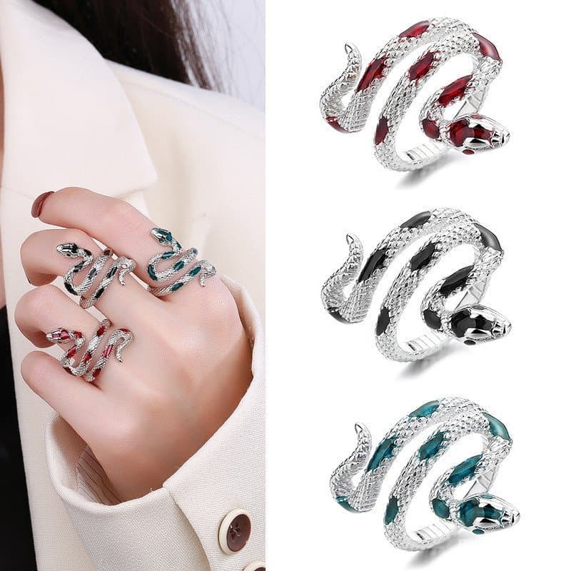 Anel feminino original, feito de resina, com um padrão irregular em forma de cobra no dedo indicador.