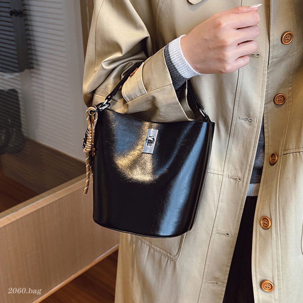Moda requintado All-Match Lock um ombro cruz-corpo couro simples 2025 outono feminino portátil balde saco