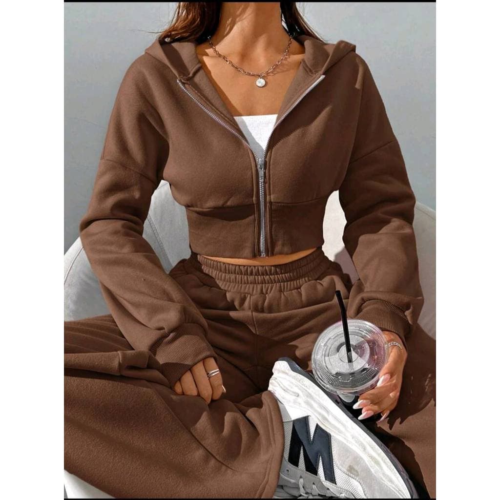 Conjunto Moletom Feminino cor MARROM blusa com capuz e zíper, calça cargo detalhes de costura com seixo P-M-G