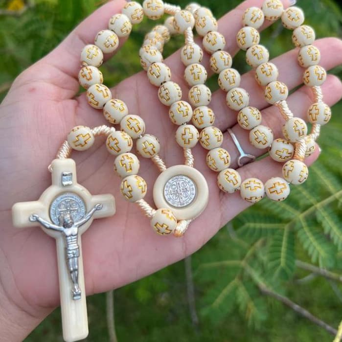 🕊️ TERÇO SÃO BENTO BEGE – 40CM | TERÇO DE MÃO COM DETALHE EM CRUZ NAS CONTAS 🕊️