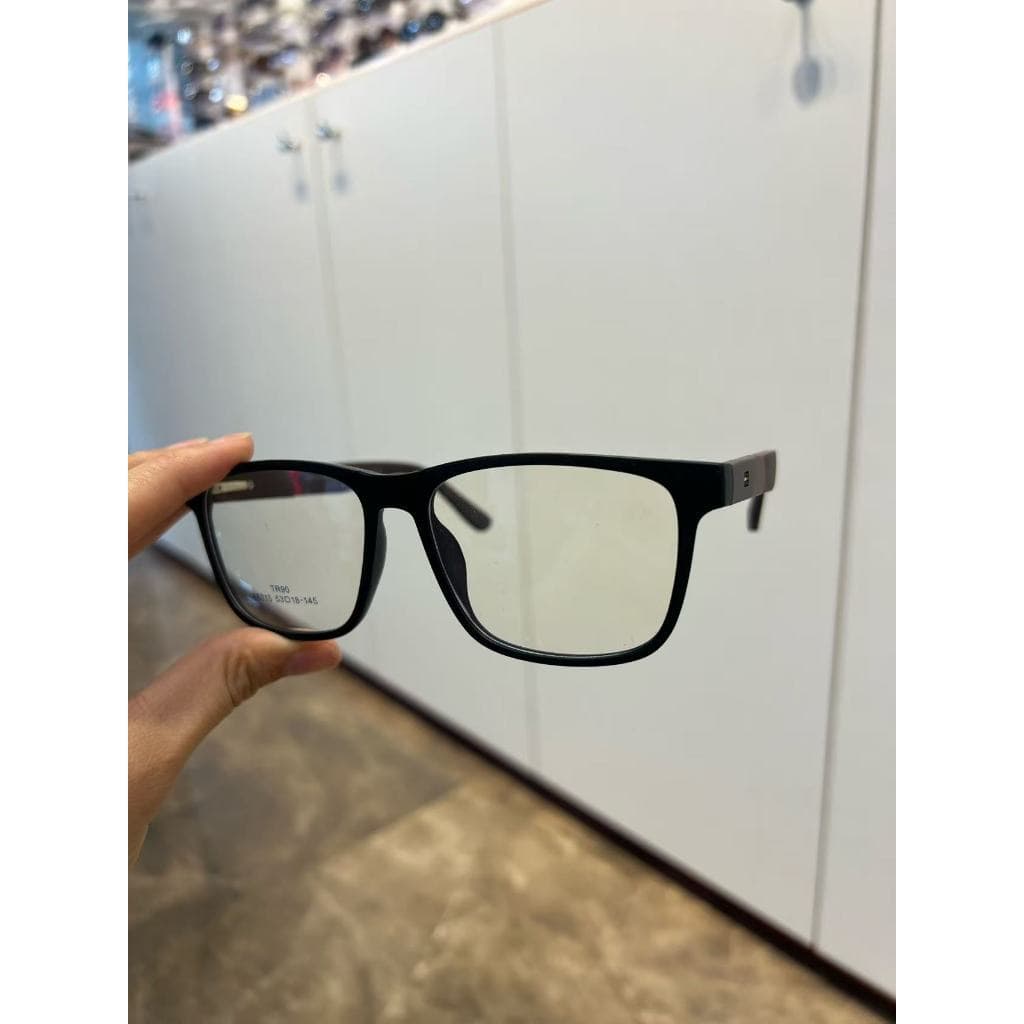 tommmmmmy armacao Você pode comprar óculos novos para corrigir a miopia.