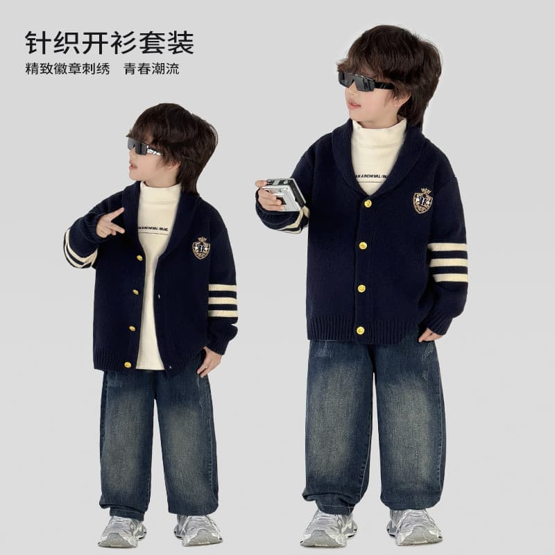 Terno infantil de trabalho médio, cardigã de malha, camiseta Jeans, terno de três peças 2025, outono inverno, novo estil