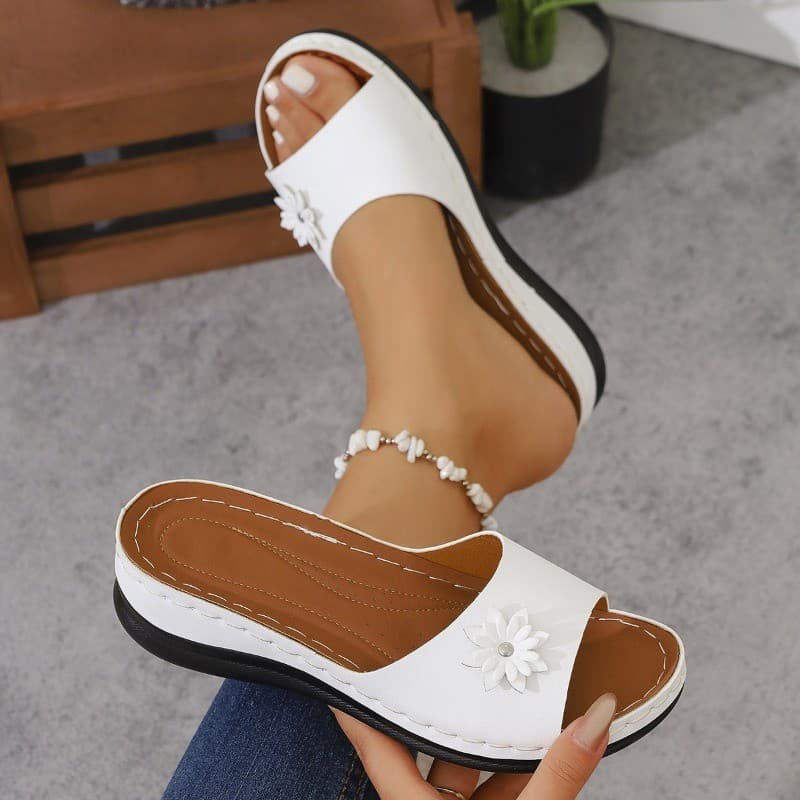 Sapatos Femininos Chinelos De Cunha Para Mulheres No Verão 2025 Novas Sandálias Com Fundo Plano Floral Usando De Praia