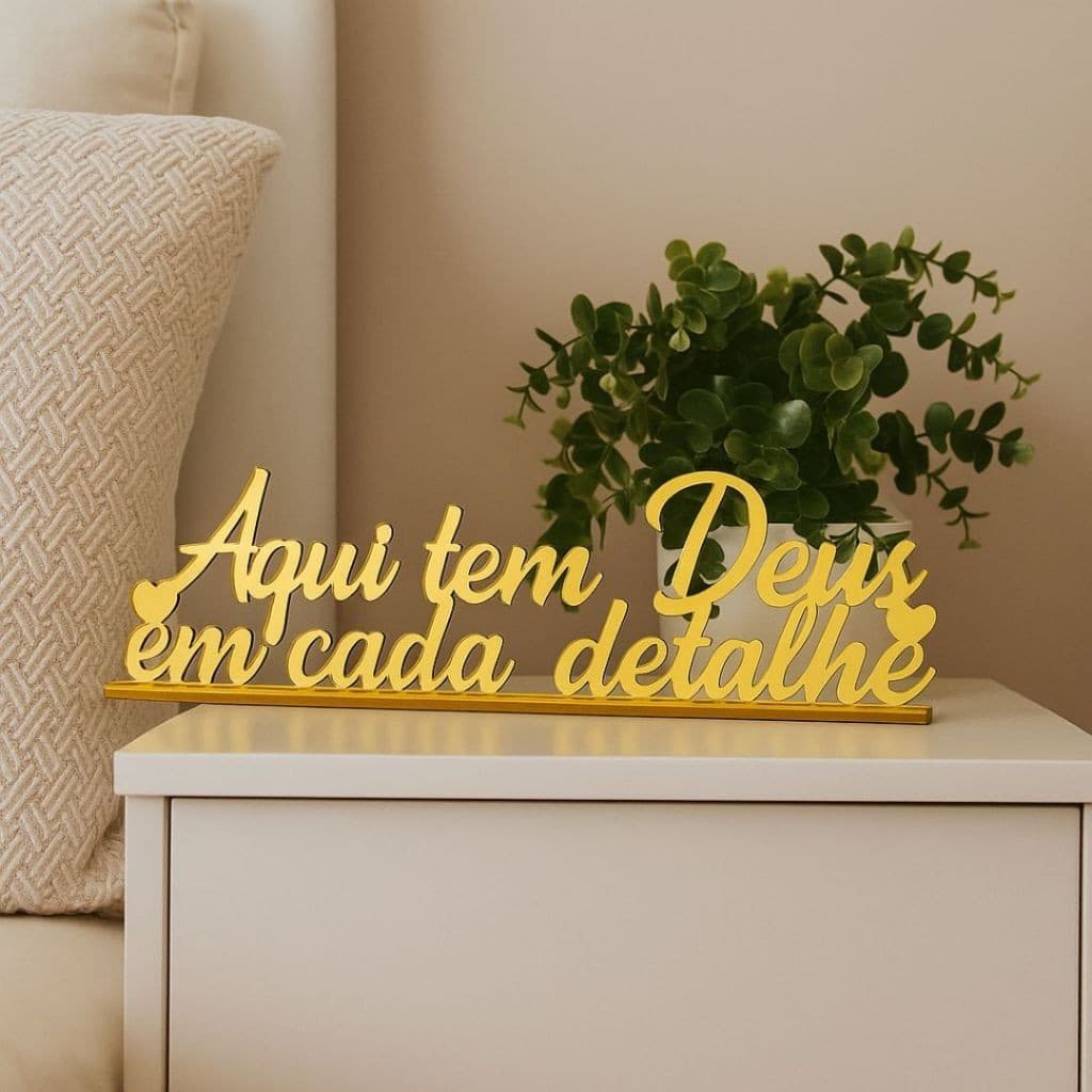 Placa Decorativa Religiosa em Acrílico Aqui Tem Deus em Cada Detalhe - Enfeite Religioso