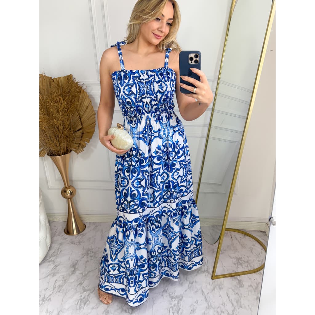Vestido femenino longo con alca